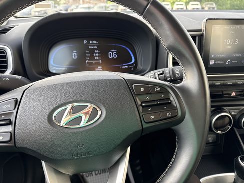 Used 2025 Hyundai Venue SEL FWD image 29