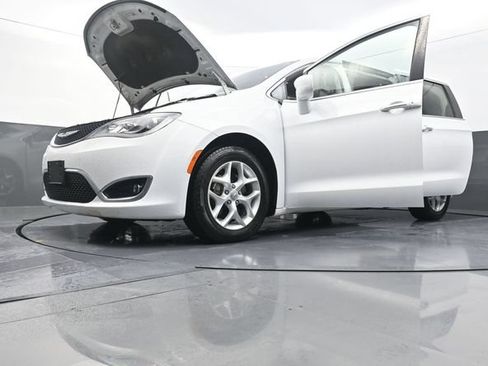 Used 2018 Chrysler Pacifica Touring Plus w/ Tire & Wheel Group FWD image 39