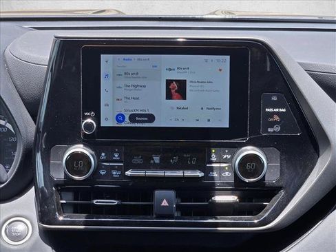 Used 2025 Toyota Highlander LE FWD image 13