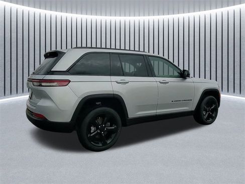 New 2025 Jeep Grand Cherokee Altitude image 7
