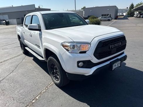 Used 2022 Toyota Tacoma SR5 AWD/4WD image 3