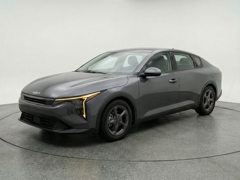 Used 2025 Kia K4 LXS image 3
