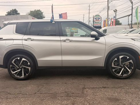 Used 2024 Mitsubishi Outlander FWD image 11