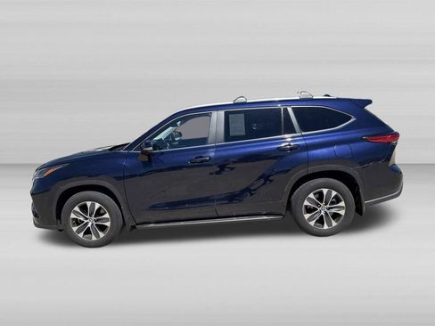 Used 2023 Toyota Highlander XLE AWD/4WD image 9