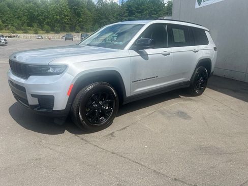 Used 2024 Jeep Grand Cherokee L Laredo AWD/4WD image 2