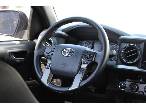 Used 2018 Toyota Tacoma TRD Off-Road w/ Technology Package image 15