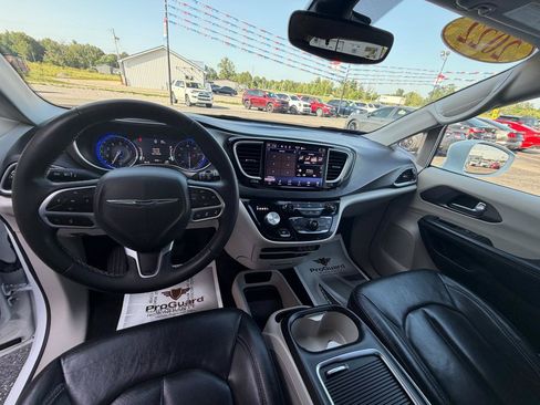 Used 2022 Chrysler Pacifica Touring-L FWD image 14