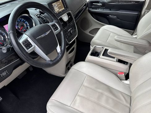 Used 2013 Chrysler Town & Country Touring image 4