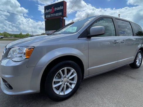 Used 2019 Dodge Grand Caravan SXT image 3