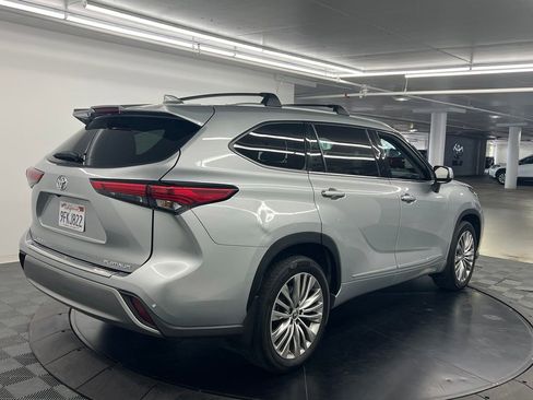 Used 2022 Toyota Highlander Platinum FWD image 4