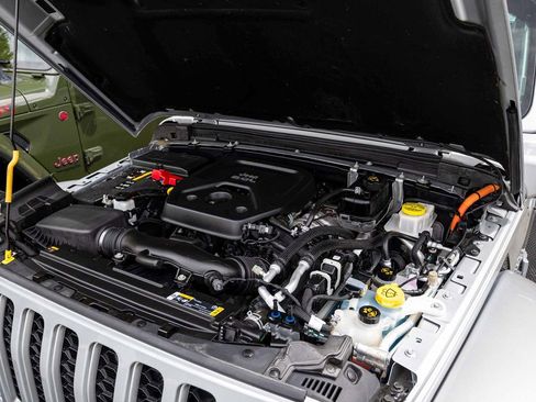Used 2023 Jeep Wrangler Unlimited Sahara w/ Cold Weather Group AWD/4WD image 33