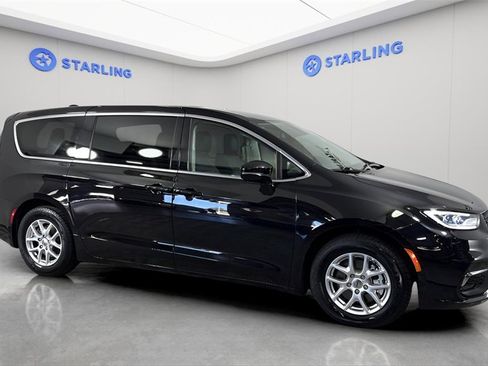 Used 2024 Chrysler Pacifica Touring-L image 12