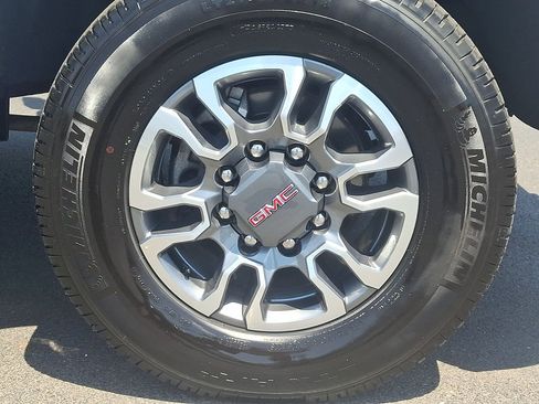 Used 2022 GMC Sierra 2500 AT4 w/ AT4 Preferred Package AWD/4WD image 27