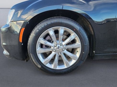 Used 2018 Chrysler 300 Limited image 14