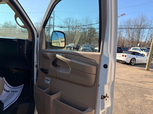Used 2009 Chevrolet Express 1500 image 12