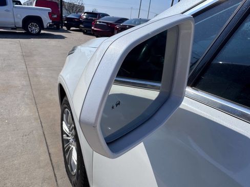 Used 2017 Cadillac XT5 Luxury w/ Driver Awareness Package image 18