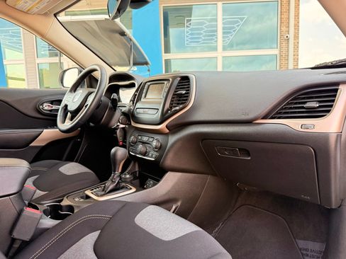 Used 2018 Jeep Cherokee Latitude w/ Safety Group AWD/4WD image 23