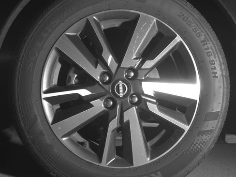 Used 2025 Nissan Versa SV image 12