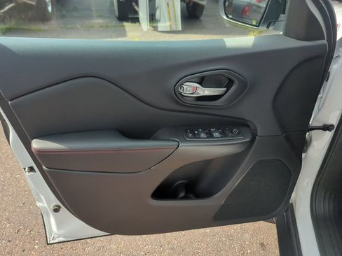 Used 2022 Jeep Cherokee Trailhawk AWD/4WD image 35