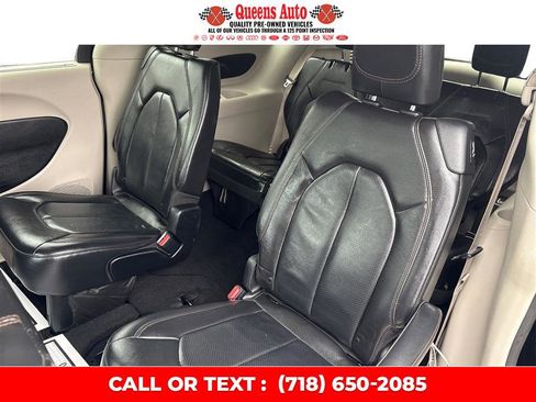 Used 2019 Chrysler Pacifica Touring-L image 11