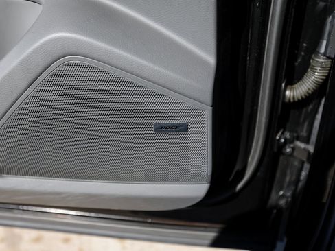 Certified 2023 Porsche Cayenne Platinum Edition image 22