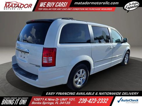 Used 2009 Chrysler Town & Country Touring FWD image 5