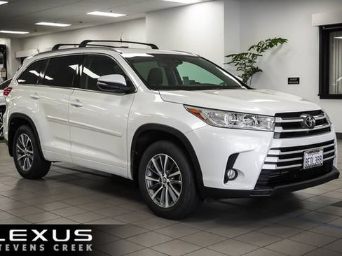 Used 2018 Toyota Highlander XLE w/ Carpet Mat Package (TMS) AWD/4WD image 1