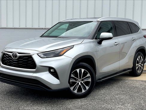 Used 2022 Toyota Highlander XLE AWD/4WD image 2