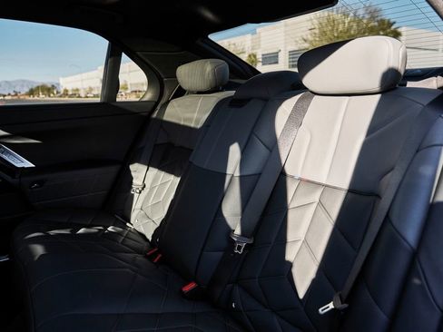 Used 2025 BMW 760i xDrive w/ Executive Package AWD/4WD image 43