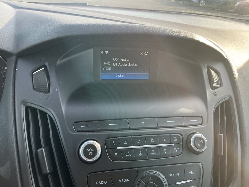 Used 2018 Ford Focus SE w/ Cold Weather Package FWD image 16