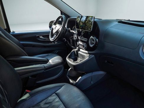 Used 2016 Mercedes-Benz Metris Passenger image 2