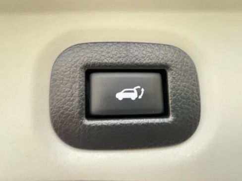 Used 2018 Nissan Rogue SV AWD/4WD image 15
