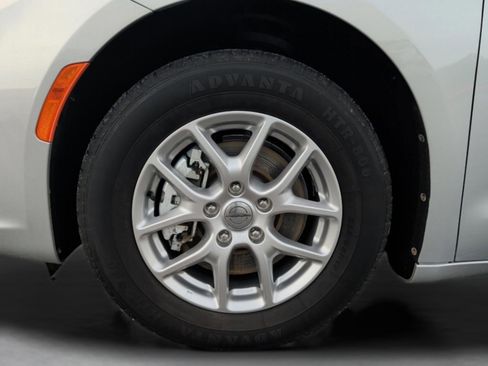 Used 2024 Chrysler Pacifica Touring-L image 12