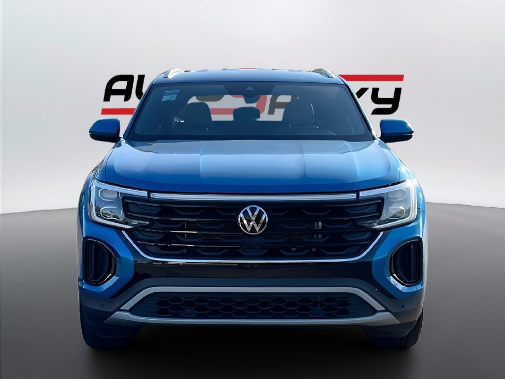 Used 2024 Volkswagen Atlas Cross Sport SE FWD image 2