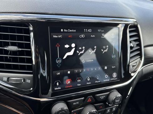 Used 2022 Jeep Grand Cherokee Limited image 14