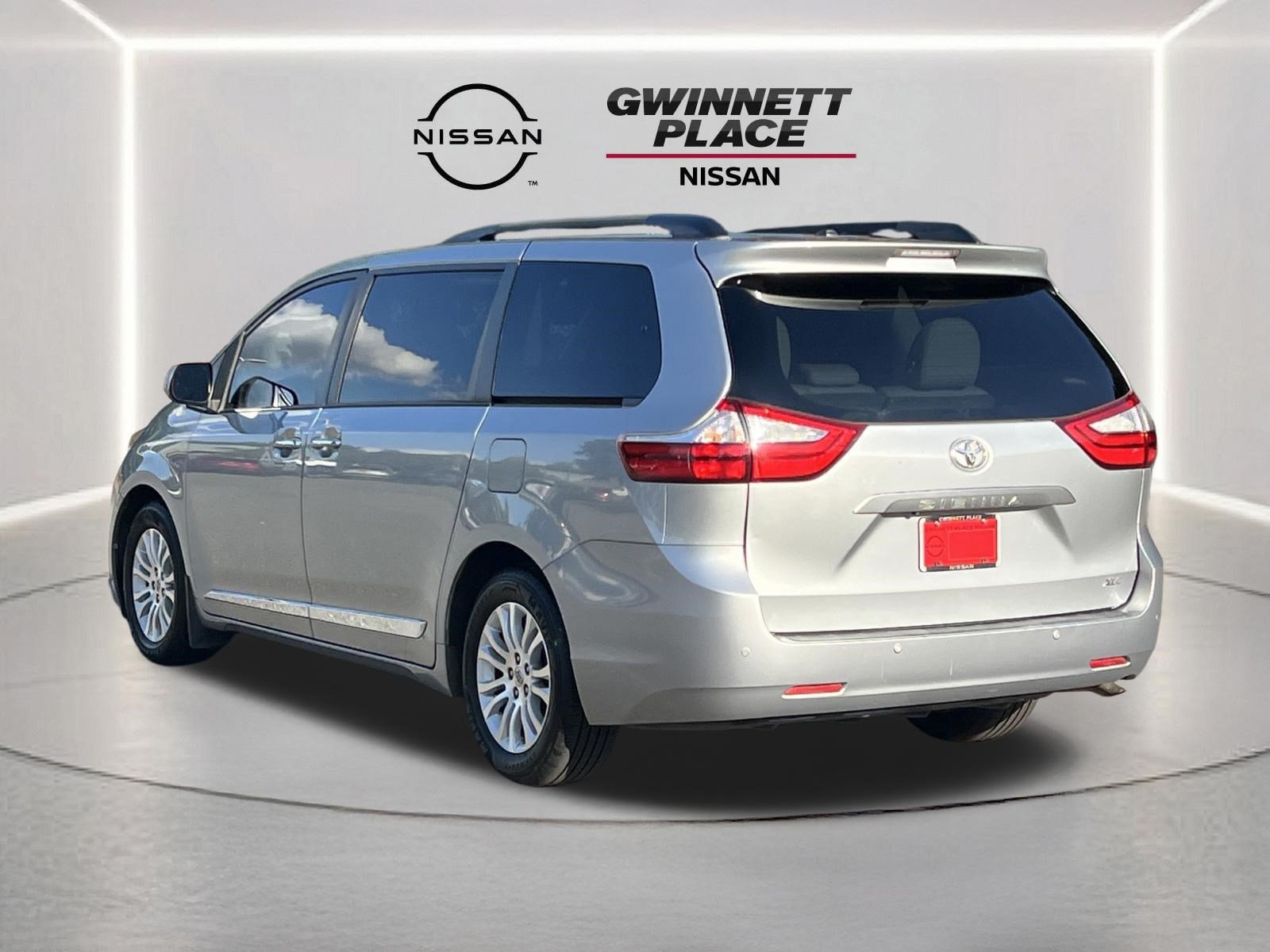 Used 2016 Toyota Sienna XLE w/ XLE Navigation Package FWD image 24