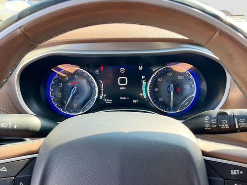 Used 2017 Chrysler Pacifica Limited w/ Advanced Safetytec Group FWD image 12