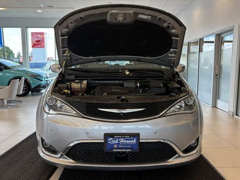 Used 2017 Chrysler Pacifica Limited FWD image 4