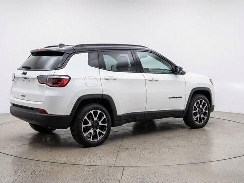 Used 2025 Jeep Compass Trailhawk AWD/4WD image 9