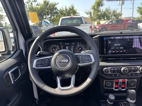 Used 2025 Jeep Wrangler Unlimited Sahara AWD/4WD image 18