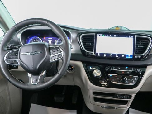 Used 2024 Chrysler Pacifica Touring-L FWD image 17