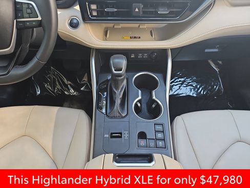 Used 2025 Toyota Highlander XLE AWD/4WD image 32