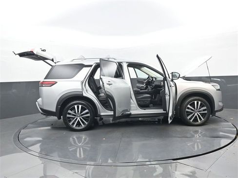 Used 2024 Nissan Pathfinder Platinum w/ Cargo Package image 34