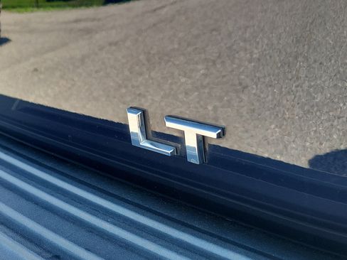 Used 2022 Chevrolet Suburban LT w/ LT Signature Plus Package RWD image 7