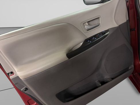 Used 2015 Toyota Sienna LE FWD image 15