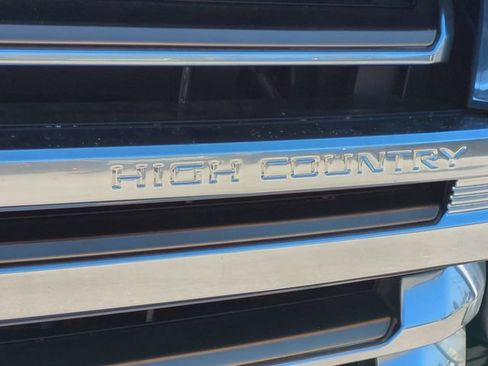 Used 2022 Chevrolet Suburban High Country AWD/4WD image 13