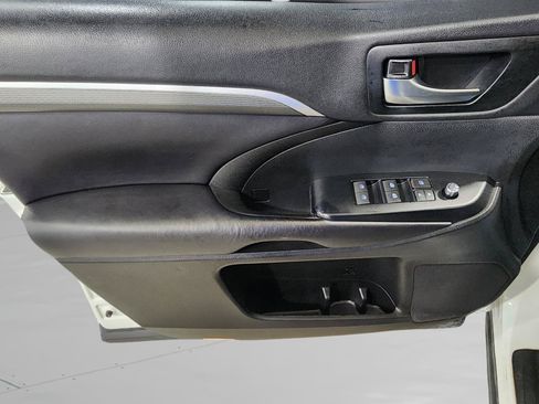 Used 2019 Toyota Highlander SE AWD/4WD image 21
