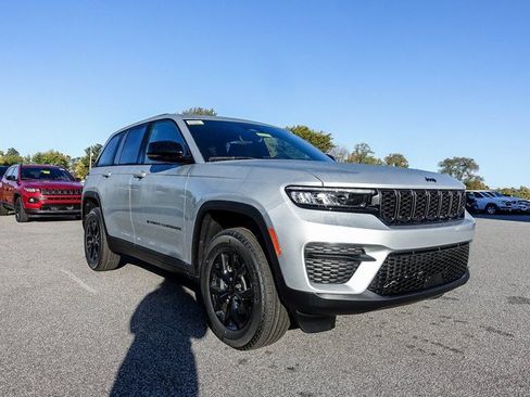 New 2025 Jeep Grand Cherokee Altitude image 13