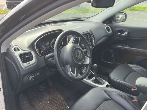 Used 2018 Jeep Compass Latitude w/ Cold Weather Group AWD/4WD image 17