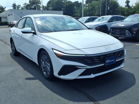 Certified 2024 Hyundai Elantra SEL FWD image 3